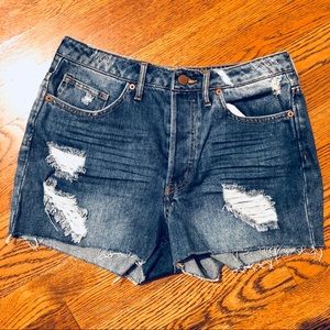 ✨H&M NWOT Ripped Denim Shorts Size 8✨